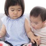 絵本を読む乳児と幼児
