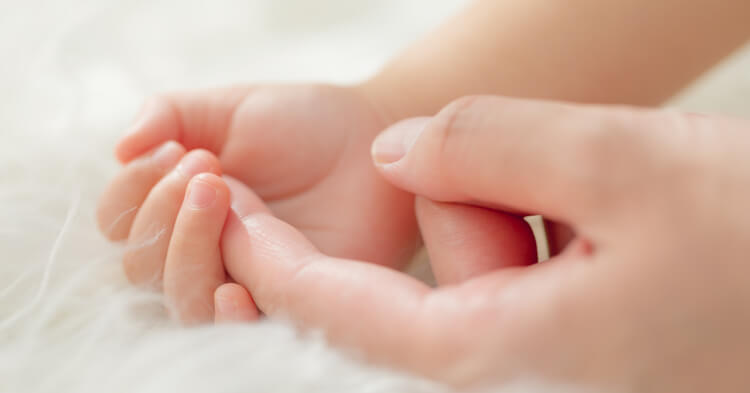 ニューボーンフォト_ママと赤ちゃんの手
